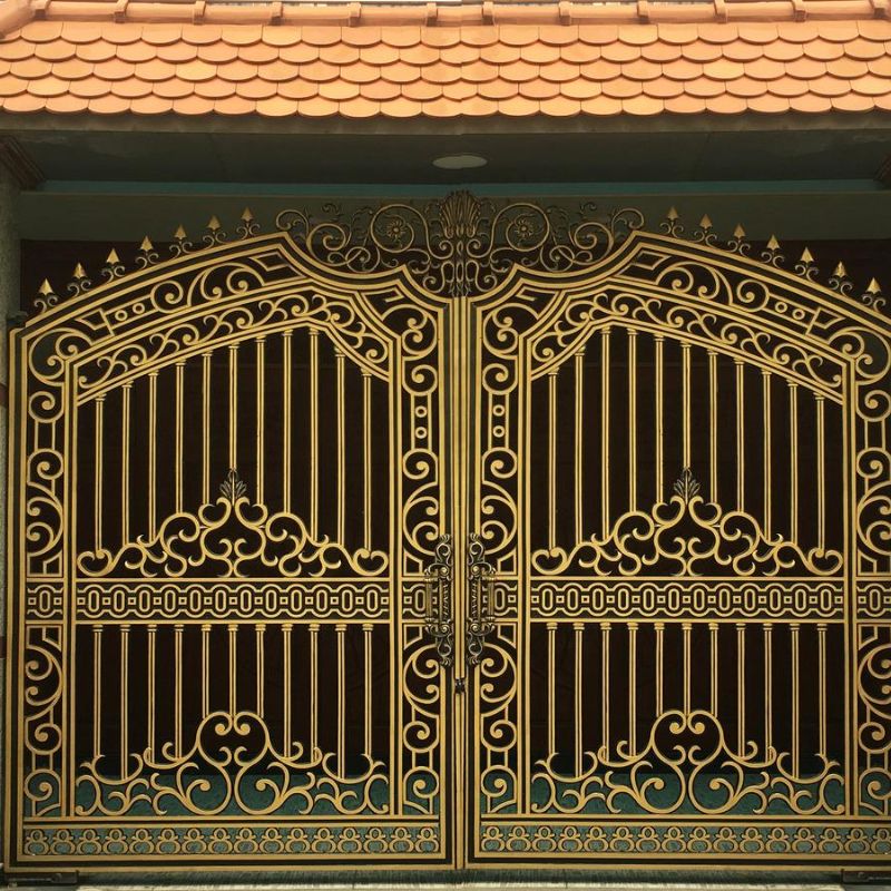 Mẫu cổng cổ điển làm từ chất liệu nhôm đúc
